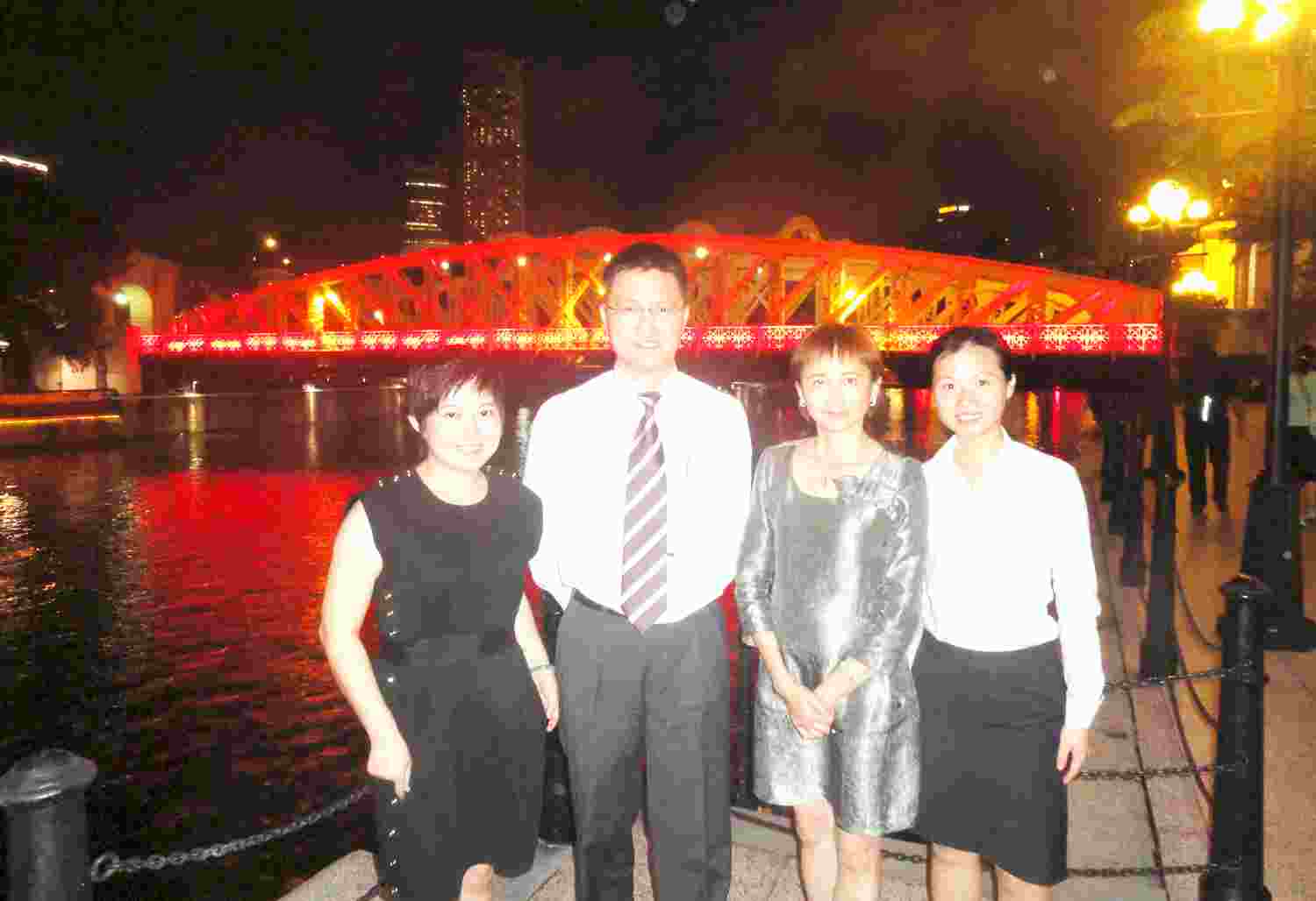 荣恩老师与JCU中华区经理在新加坡合影